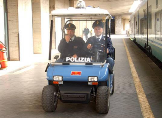 In viaggio senza biglietto, aggredisce con calci e pugni capotreno e poliziotti: arrestato 32enne