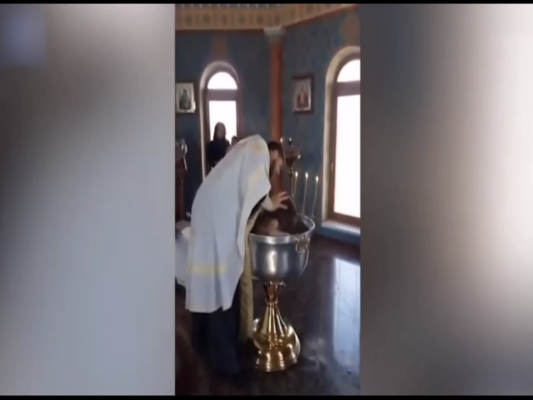 Battesimo poco “ortodosso”, prete spinge con violenza bimba nella fonte: “È posseduta da Satana”