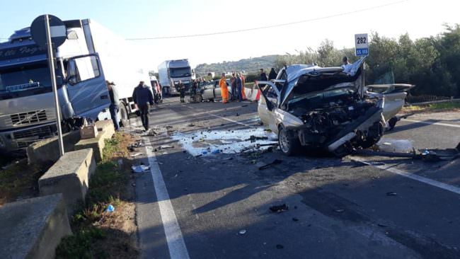 Terribile scontro tra Tir e due auto sulla statale 115: 3 feriti gravi – FOTO
