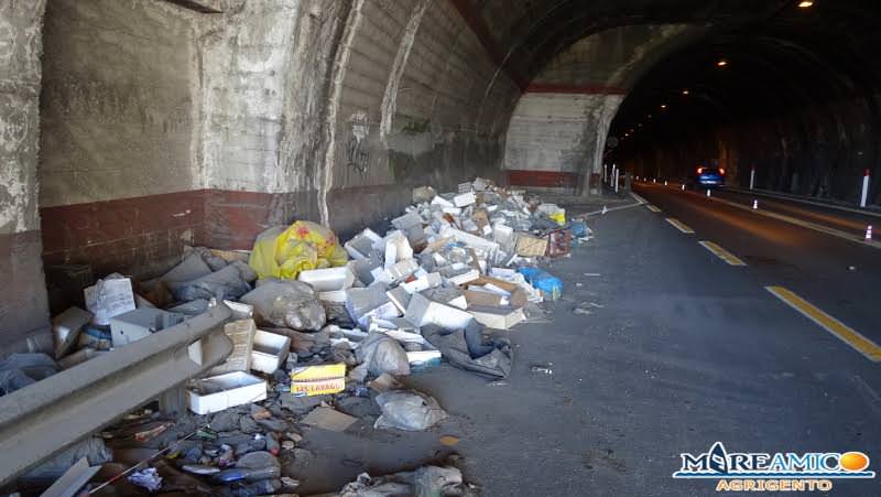 Spazzatura nella galleria Raffadali-Agrigento, pericolo per gli automobilisti: “Serve intervenire” – VIDEO Spazzatura nella galleria Raffadali-Agrigento, pericolo per gli automobilisti: “Serve intervenire” – VIDEO