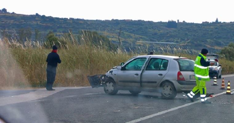 Ancora un incidente a Lentini, scontro tra due auto sulla statale 114: un ferito
