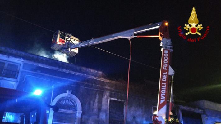 Catania, paura in via Merlino: stabile a fuoco divorato dalle fiamme