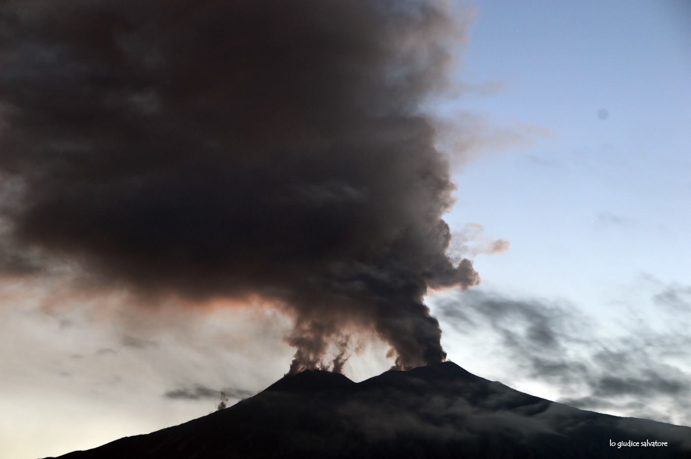 Etna, rimozione cenere vulcanica: deliberati 5 milioni di euro alla Regione Siciliana