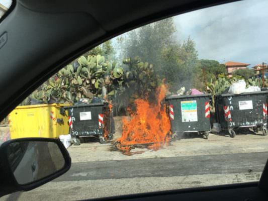 Cassonetti in fiamme in via Don Giovanni Minzoni, Buceti: “Delinquenti, non aggiungo altro”