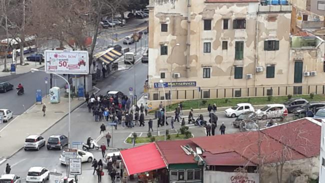 Funerale “pirotecnico” a Palermo, traffico bloccato e fuochi d’artificio per salutare il defunto: “Sembra il rito dei Casamonica”
