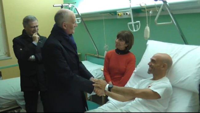 Tragico incidente sulla A18: agente sopravvissuto riceve visita in ospedale del capo della polizia – FOTO