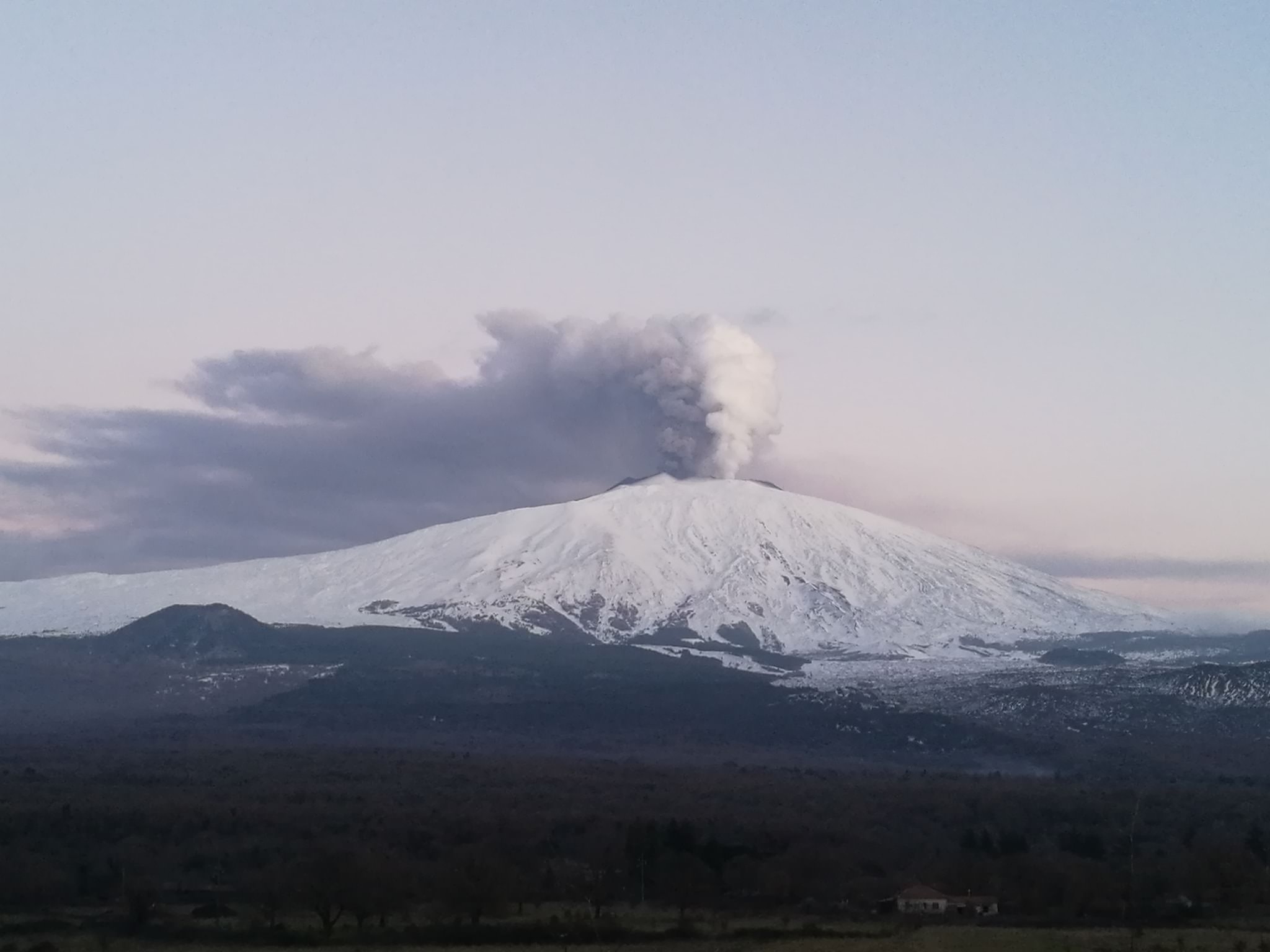 L’Etna torna a “scaldarsi”, magma e cenere dalla Bocca Nuova: “Il vulcano è nuovamente in attività”