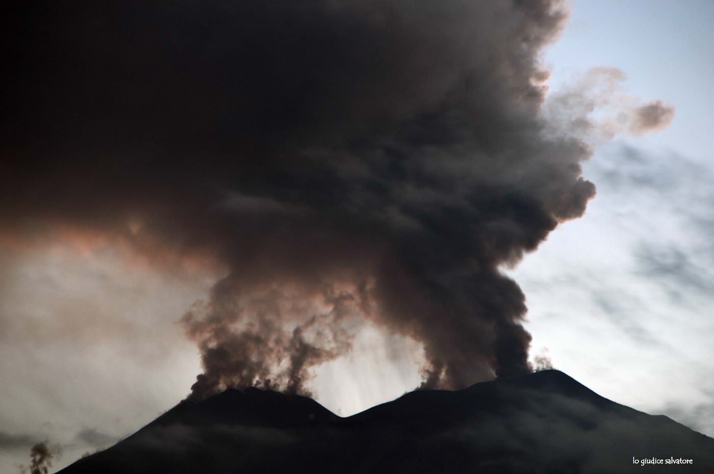 L’Etna torna a “fumare”: pioggia di cenere nel Catanese
