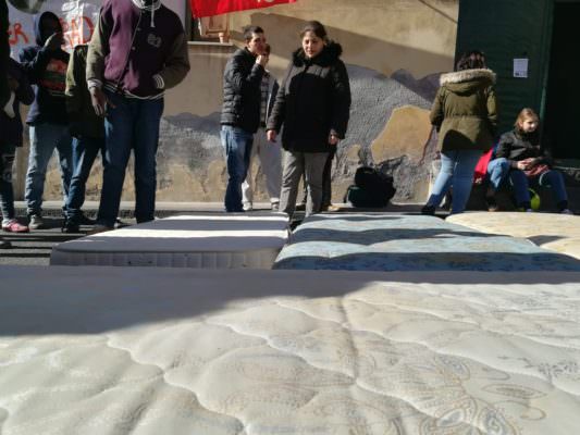 Materassi in strada al Borgo di Catania, scatta protesta occupanti palazzina via Calatabiano