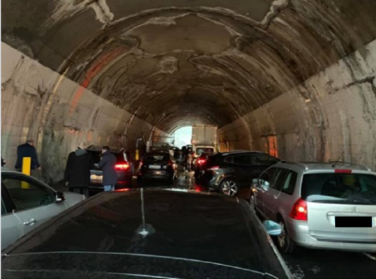 Incidente a catena sulla A18, una decina di mezzi coinvolti: diversi feriti e traffico paralizzato