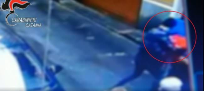 Aggressione brutale a disabile, 2 contro 1: lasciato a terra sanguinante, voleva il “suo” posto auto – VIDEO
