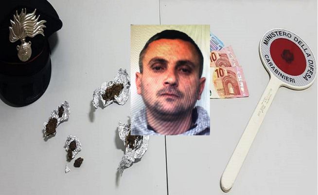 Pusher colto in flagrante mentre vendeva marijuana a un operaio: arrestato