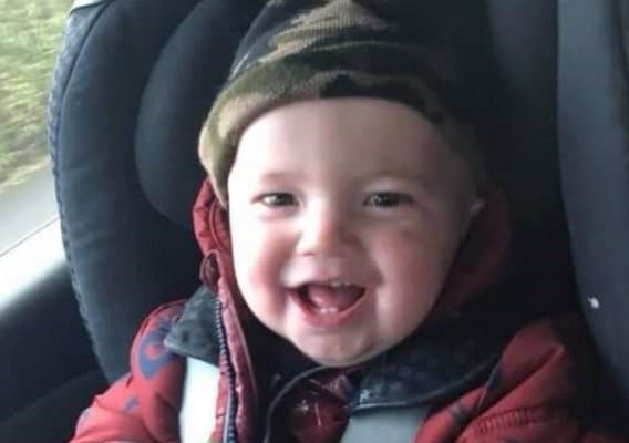 Morte “lampo” per bimbo di 14 mesi: macchie viola, irritazione e febbre:
