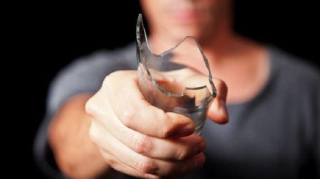 Semina il panico in un locale, aggredisce dipendenti e clienti con una bottiglia rotta: 5 feriti, 2 in ospedale