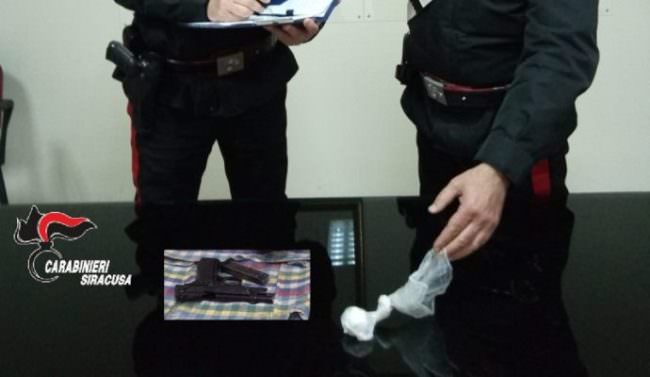 Cocaina e pistola in casa: arrestato 32enne