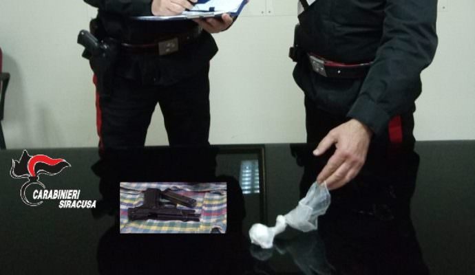 Cocaina e pistola in casa: arrestato 32enne