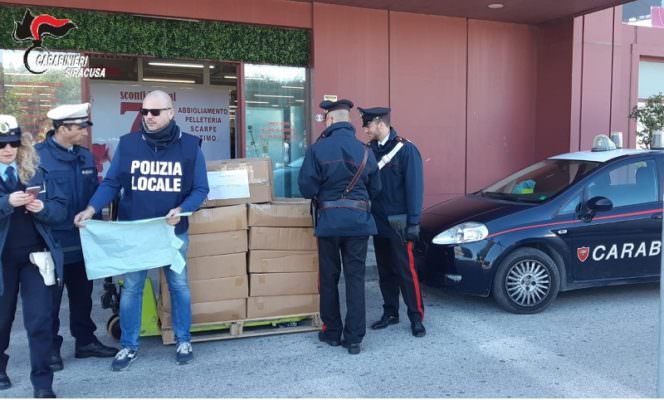 Sequestro di pile e sacchetti non a norma in un centro commerciale: sanzioni per oltre 130mila euro