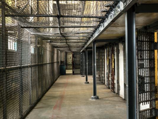 Risse e violenze all’interno del carcere: a processo 20 imputati