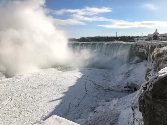 Cascate del Niagara parzialmente ghiacciate, lo spettacolo incanta il mondo: centinaia di foto sui social