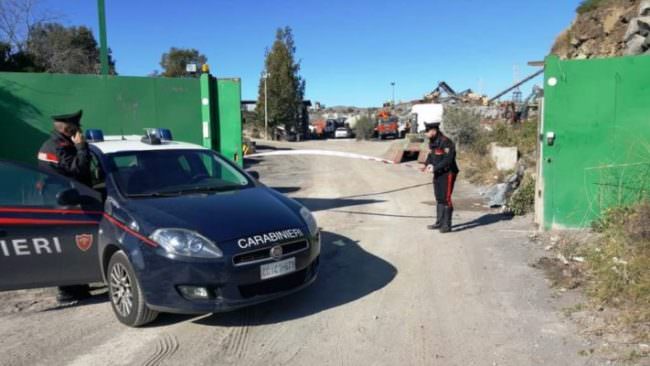 Estrazione di pietra lavica abusiva, sequestrata una cava nel Catanese: si lavorava in nero