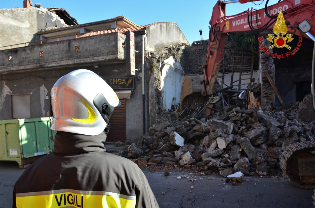 Sisma Santo Stefano, ancora lavori: demolizione di edificio in via Vittorio Emanuele – FOTO e VIDEO
