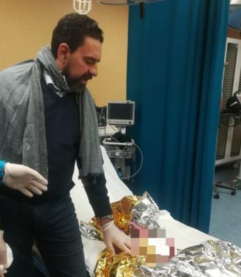 Parto in autostrada a bordo di un’ambulanza: piccola nasce grazie a ginecologo catanese