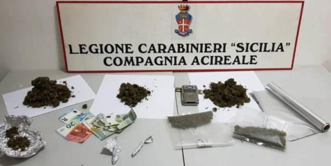 Apre la porta, “sorpresa” dei carabinieri: blitz antidroga in via Dei Tulipani