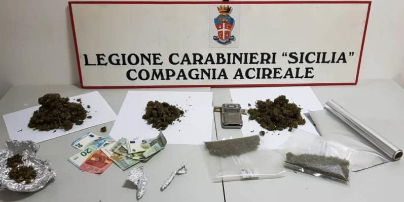 Apre la porta, “sorpresa” dei carabinieri: blitz antidroga in via Dei Tulipani