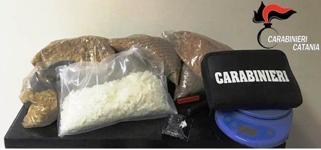 Blitz antidroga, 7 chili di ecstasy e cocaina nel Catanese: guadagni fino a 1 milione di euro, fermato agente immobiliare