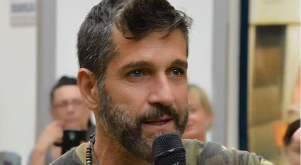 Paura per Edoardo Stoppa e la troupe di “Striscia la notizia”: uomo li aggredisce a coltellate e ferisce un agente