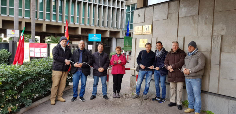 Ex dipendenti Myrmex legati davanti alla sede della Regione a Catania, chiesto incontro con Musumeci: da mesi privi di fonte di reddito