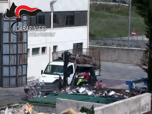 Traffico illecito di rifiuti pericolosi ed evasione fiscale a Santa Flavia, scattano gli avvisi di garanzia nel Palermitano