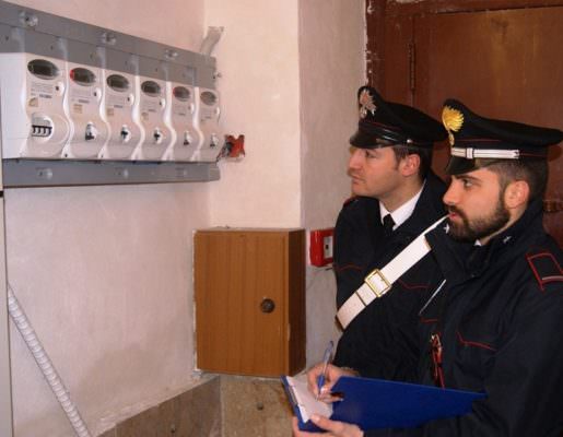 Allacciati abusivamente da diversi anni per sottrarre energia elettrica: in manette due persone