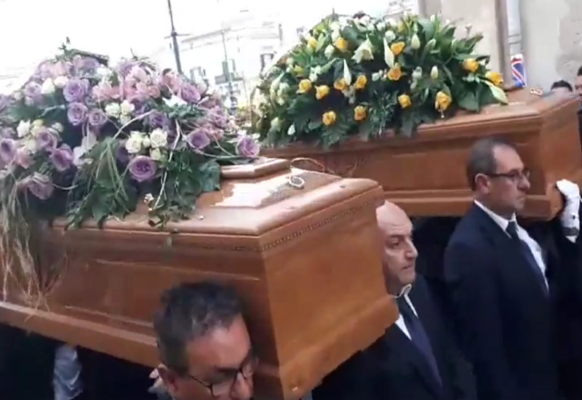 Rosolini, strazio e lacrime ai funerali di Cristian, Aurora e Rita: decine di palloncini e corone di fiori