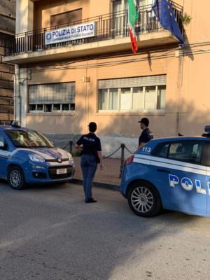 Violenza, miacce e messaggi di morte: tutto per gestire attività commerciali. Manette per un 53enne