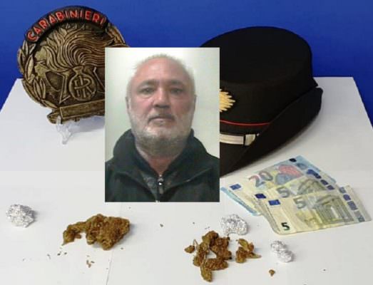 Gravina di Catania, arrestato sotto casa mentre cede droga a minorenni: in manette 53enne catanese