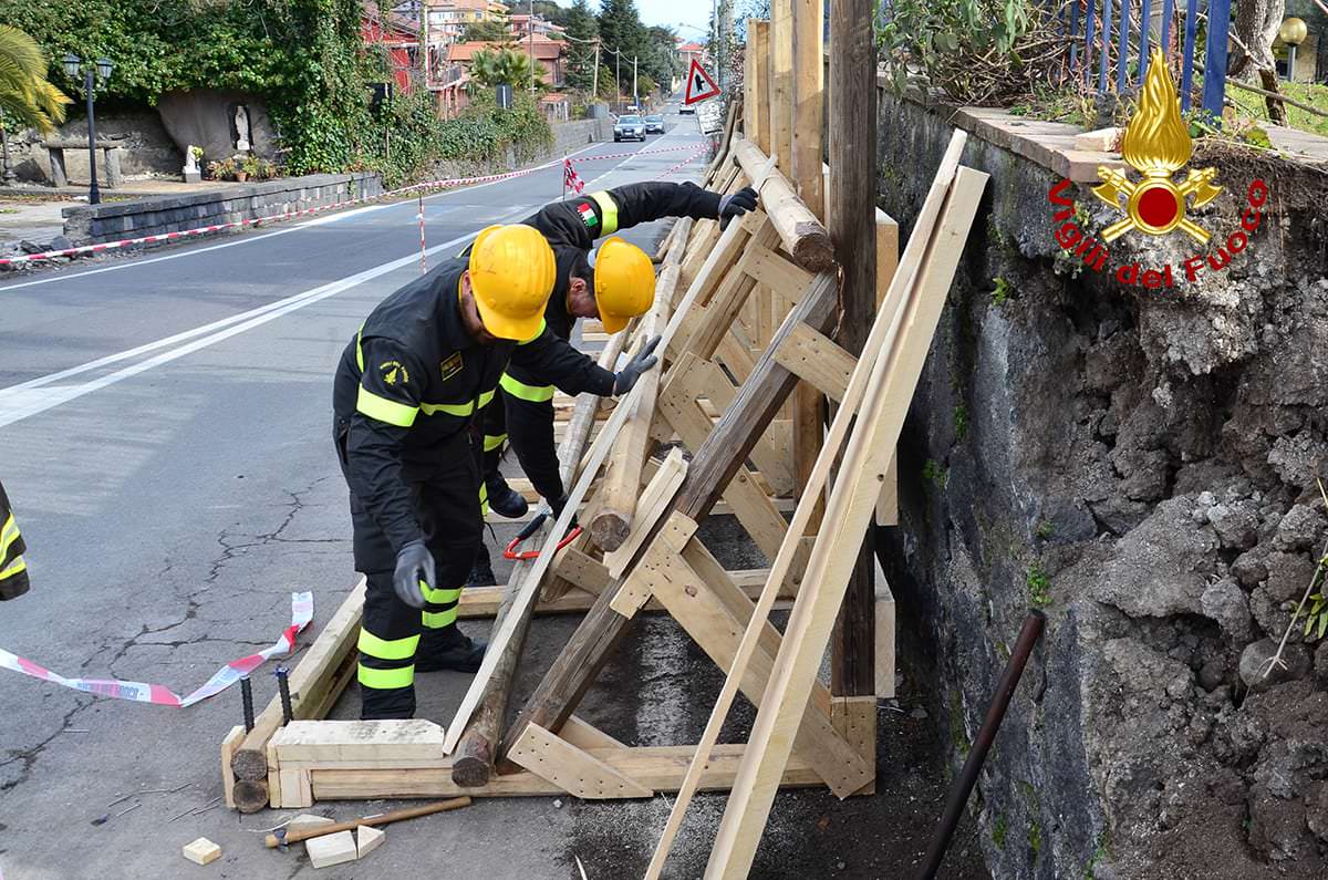 Sisma di Santo Stefano: vigili del fuoco mettono in sicurezza muro sulla SP 148 – FOTO
