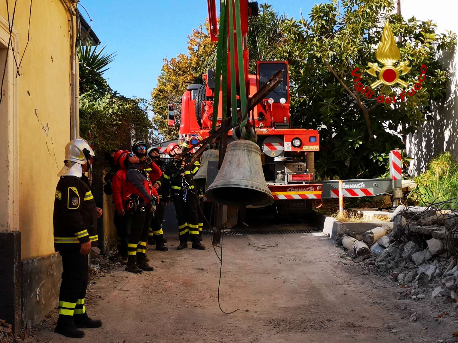 Terremoto nel Catanese: recuperate le campane incastrate della chiesa della Madonna del Carmelo ad Acireale – VIDEO e FOTO