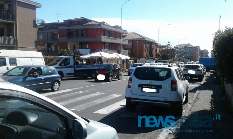 Da 6 mesi occupava abusivamente suolo pubblico in via Diaz: indagato venditore ambulante – FOTO