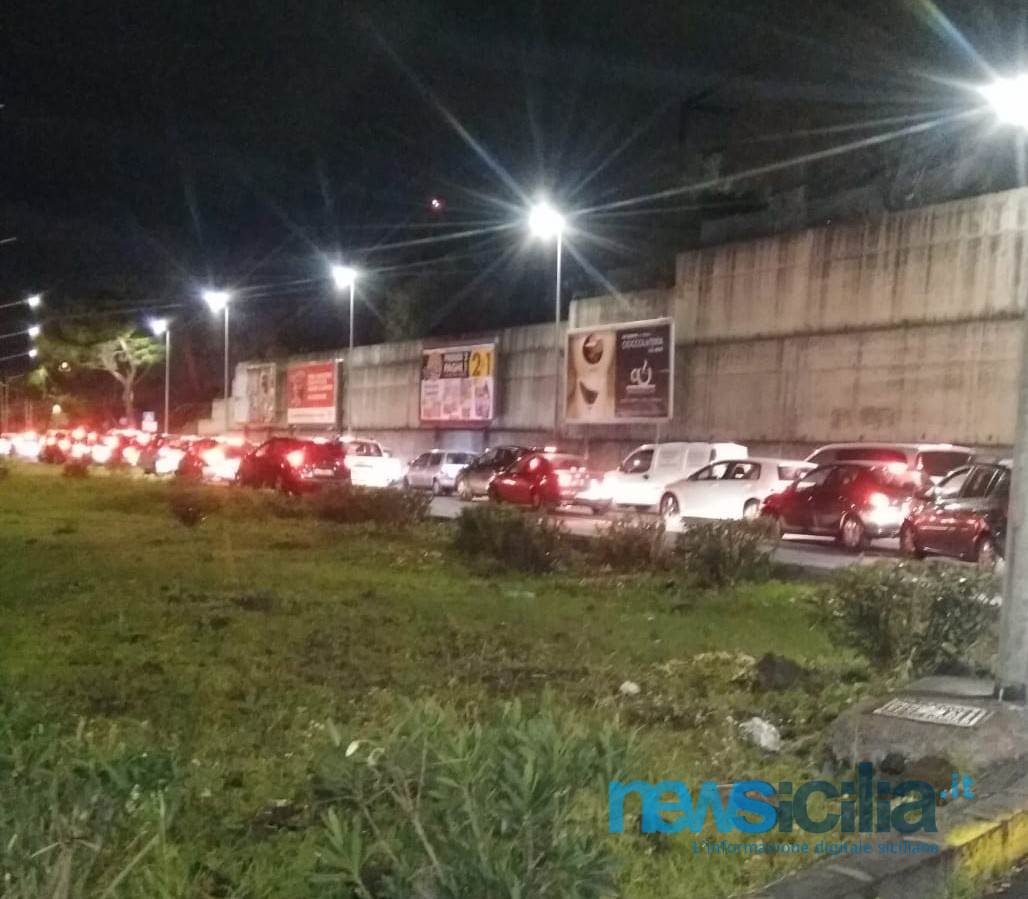 Catania, auto prende fuoco vicino alla rotonda San Nullo: lunghe code alla circonvallazione