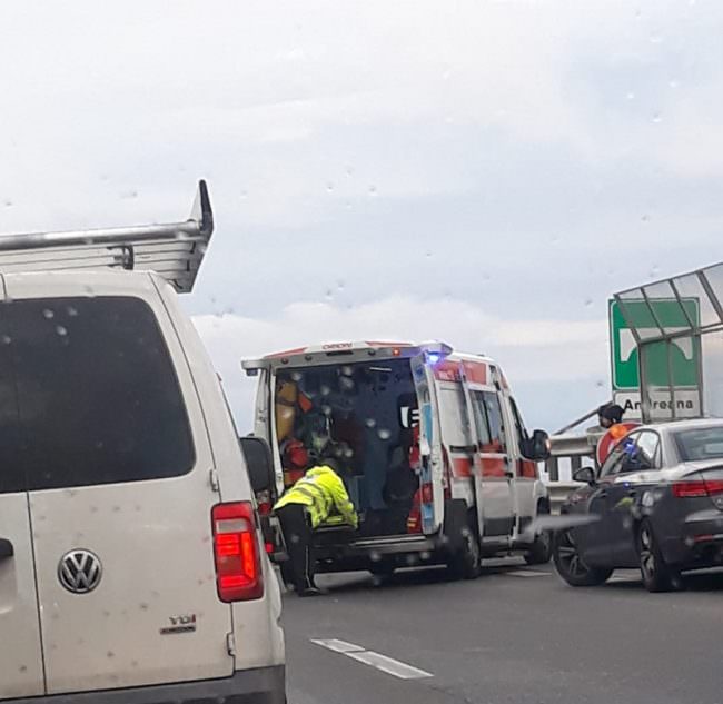 Grave incidente sulla A18: uomo incastrato tra le lamiere dell’auto – VIDEO