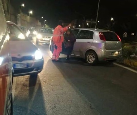 Paura sulla circonvallazione di Catania: donna viaggia contromano – FOTO