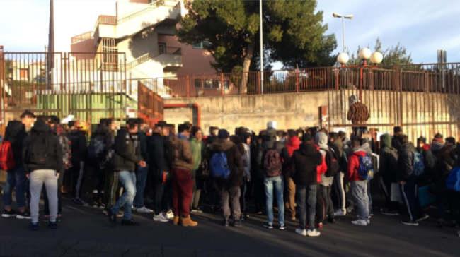 Freddo a scuola, è caos: studenti in protesta e aule vuote