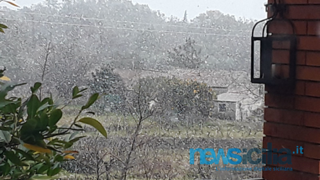 Neve in Sicilia, l’emergenza non dà tregua: domani ancora scuole chiuse nel Catanese
