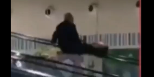 Quando la palestra è vita: nonno fitness si “allena” al centro commerciale di Catania – VIDEO