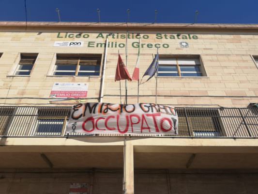 Catania, occupazione al liceo “Emilio Greco” per le condizioni della struttura: le FOTO degli alunni e la replica del preside