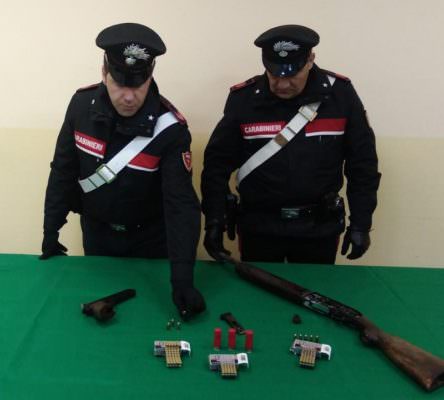 Scoperto arsenale nascosto in casa: arrestati due uomini