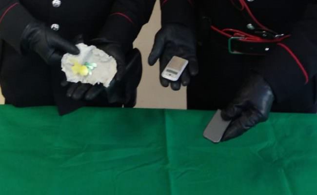 Cocaina in dosi e bilancino di precisione: in manette 45enne