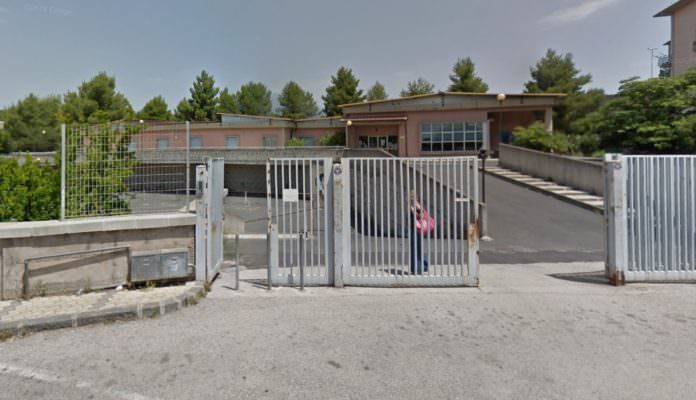 Gelo nelle scuole a Catania, niente riscaldamenti: bambini tornano a casa con mani e labbra viola, genitori comprano stufe