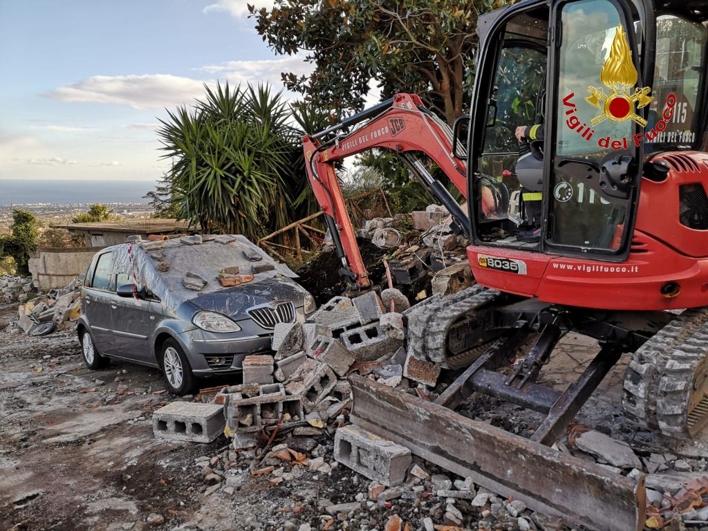 Terremoto, vigili del fuoco ancora in azione: liberate auto sotto le macerie – FOTO e VIDEO